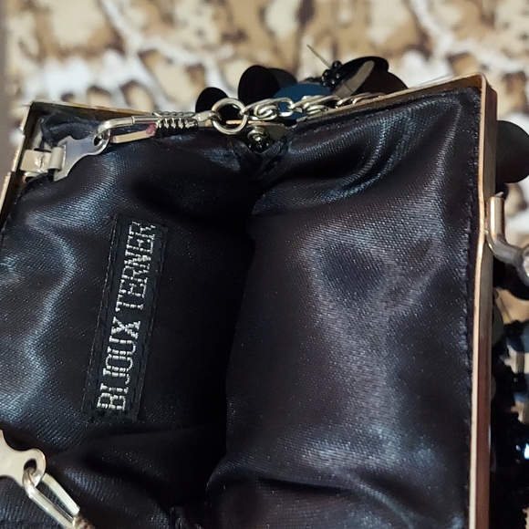 SALE‼️ Handbag w/ chain strap - Picture 4 of 4